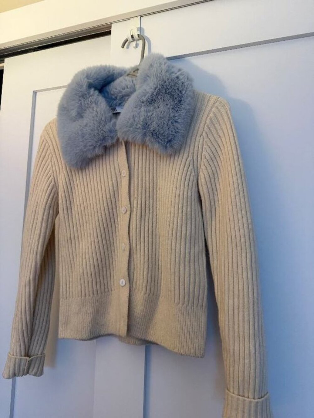 Zara cream ribbed cardigan, blue-gray faux-fur collar - M